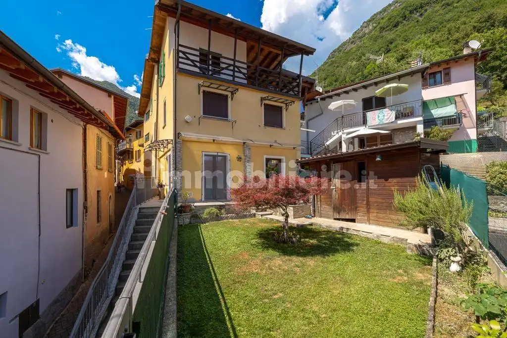 Villa in vendita a Carlazzo