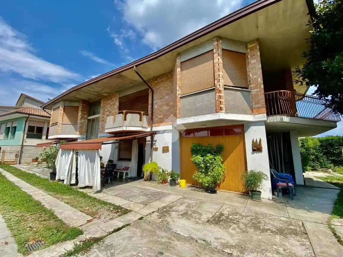 Villa bifamiliare via Monte Grappa, Centro, Caerano di San Marco - foto 2