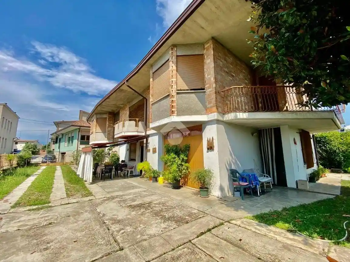 Villa bifamiliare via Monte Grappa, Centro, Caerano di San Marco - foto 3