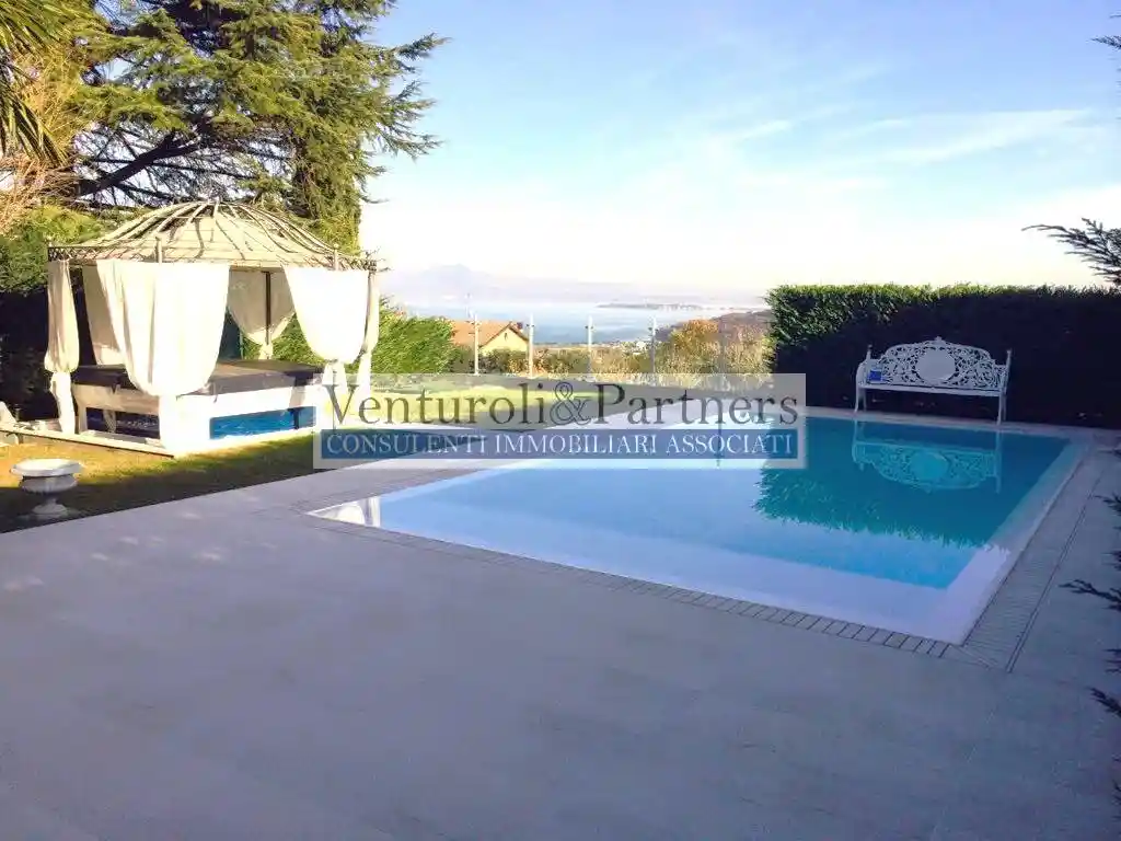 Villa in vendita a Lonato del Garda