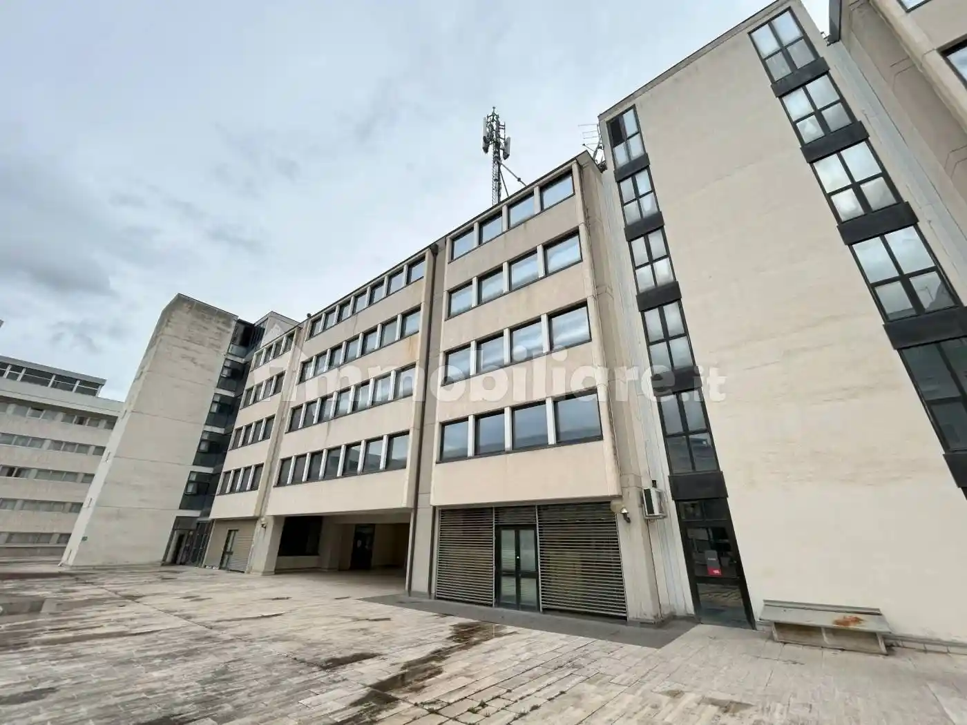 Palazzo - Edificio in Affitto - foto 2