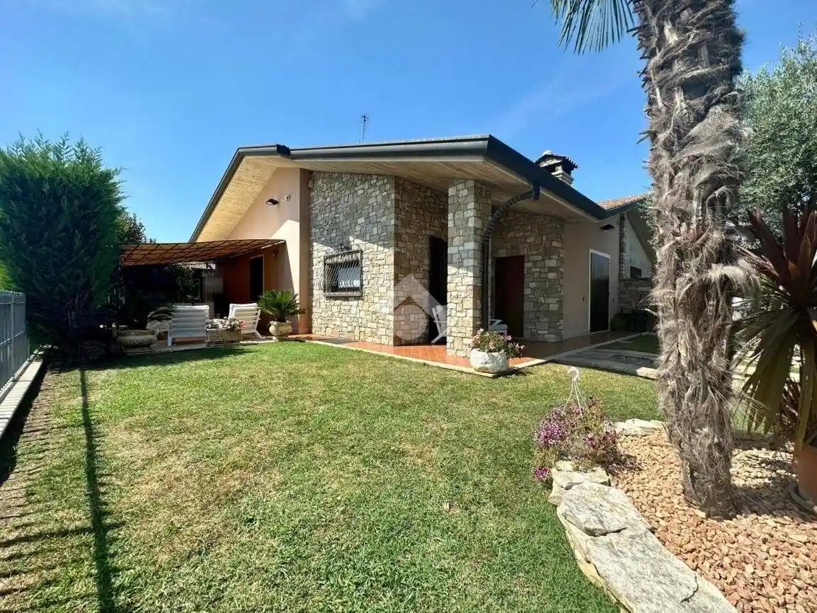 Villa in vendita a Calcinate