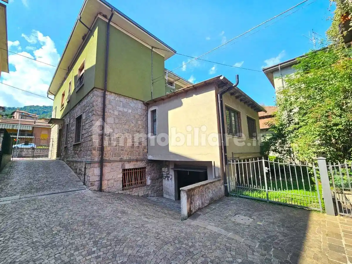 Villa in vendita a Vertova