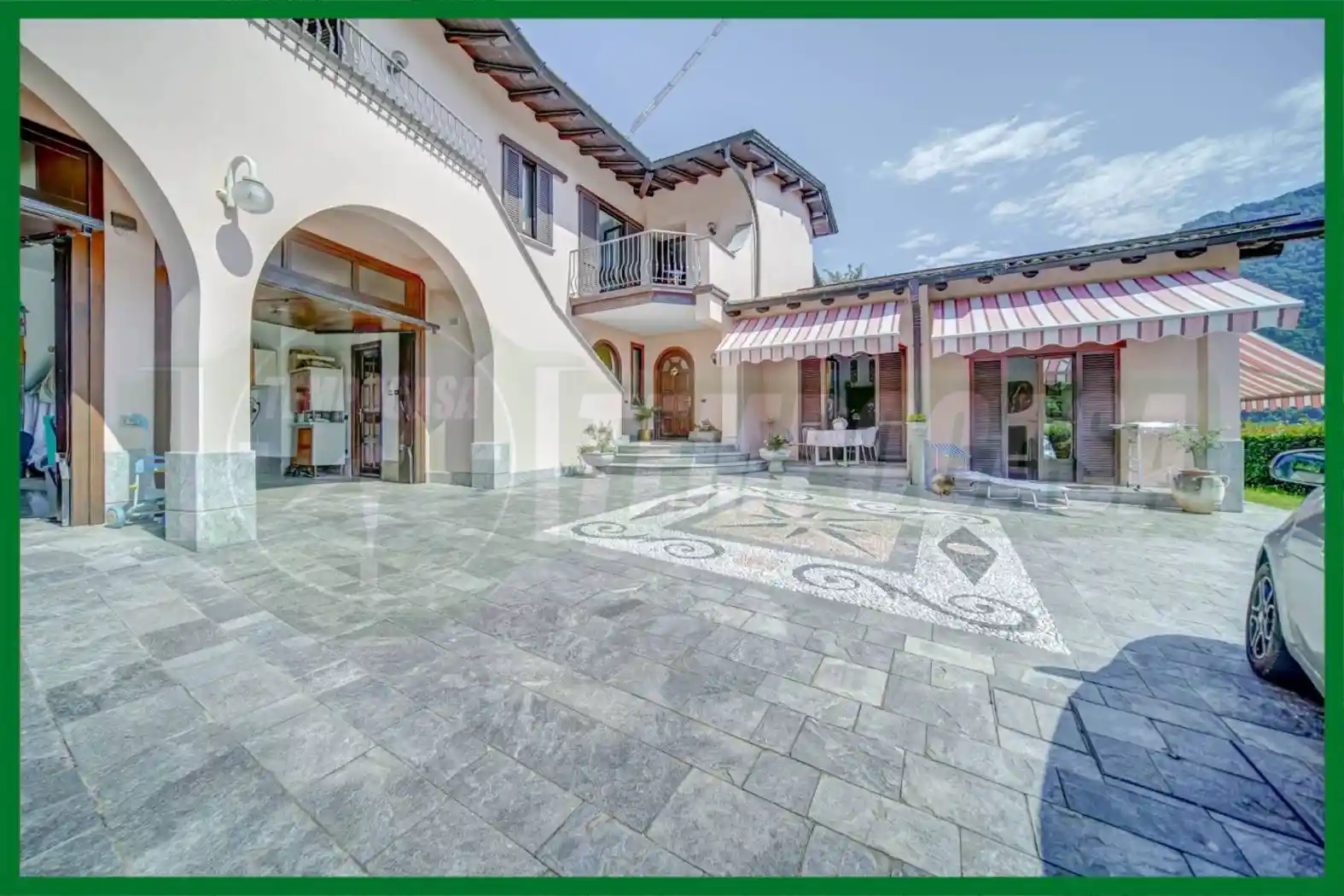 Villa in vendita a Laveno-Mombello