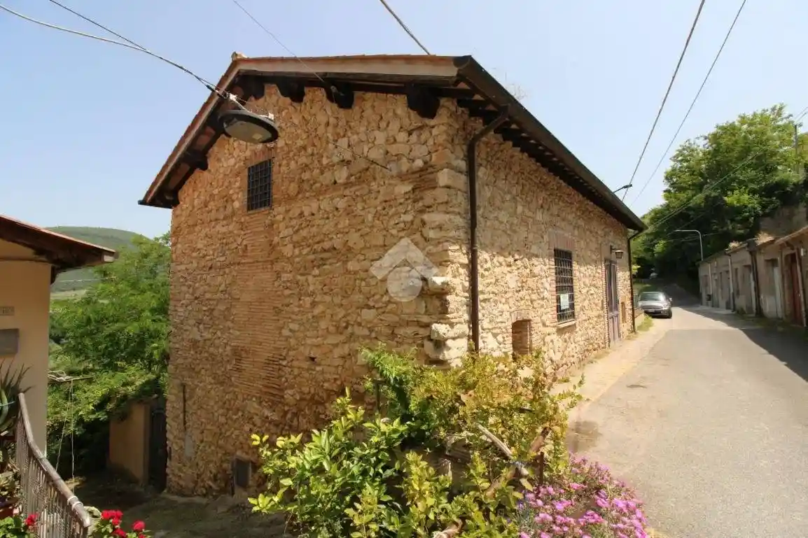 Casa indipendente in vendita a Poggio Mirteto