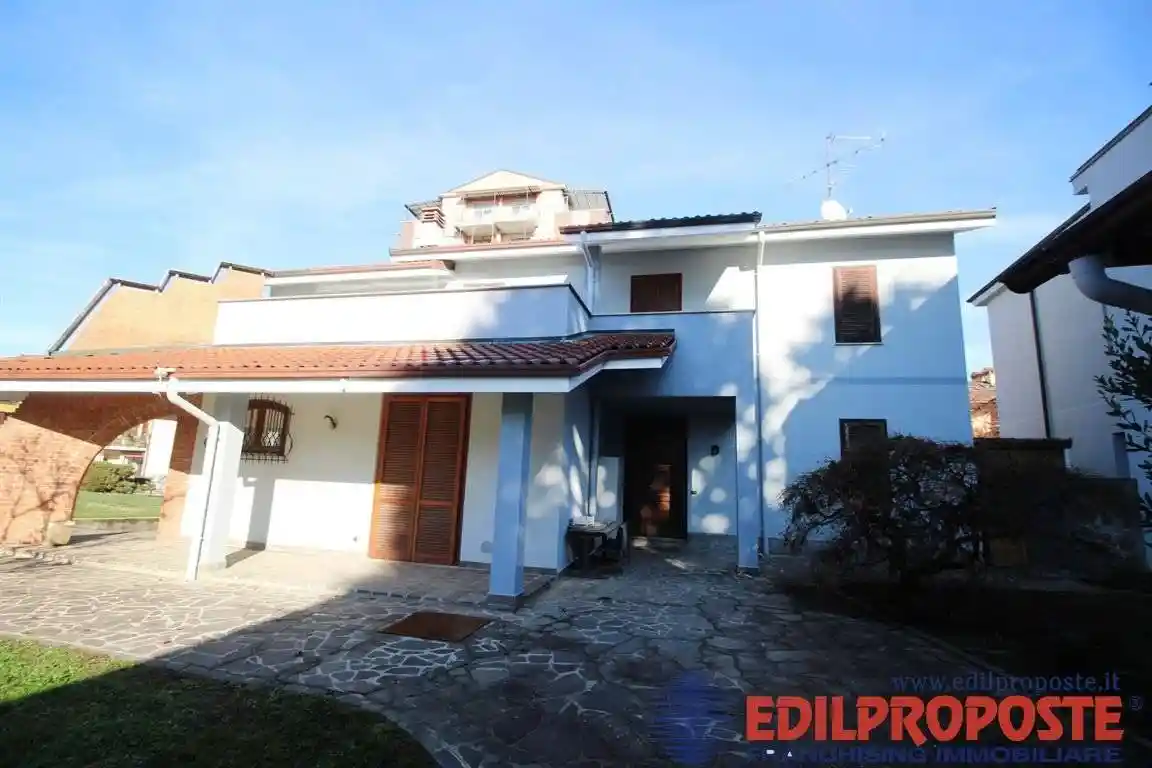 Villa in vendita a Lazzate