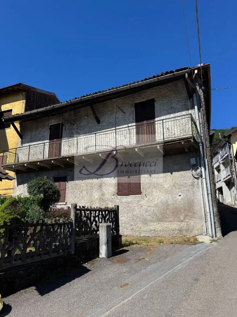 Casa indipendente in vendita a Bisuschio