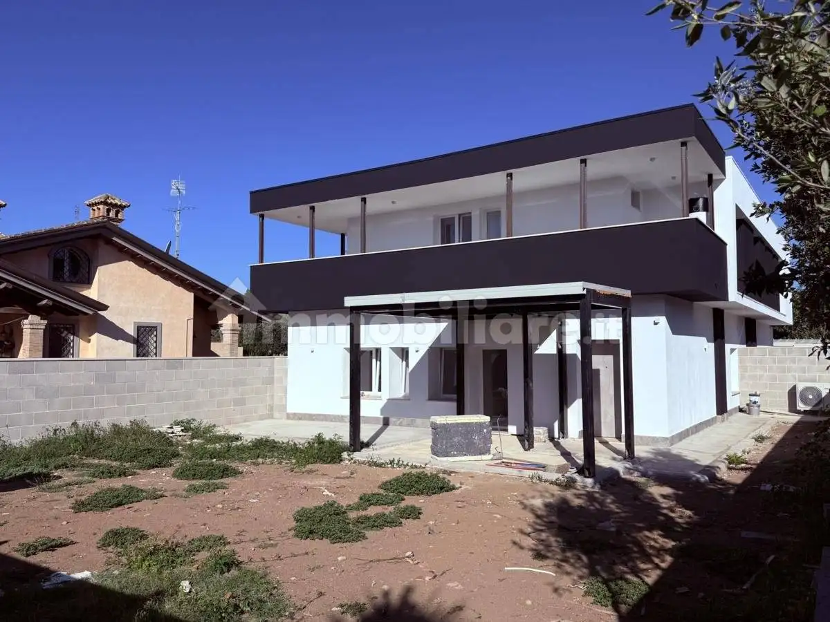 Villa plurifamiliare in vendita a Roma