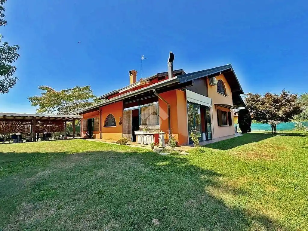 Villa in vendita a Castelletto Sopra Ticino