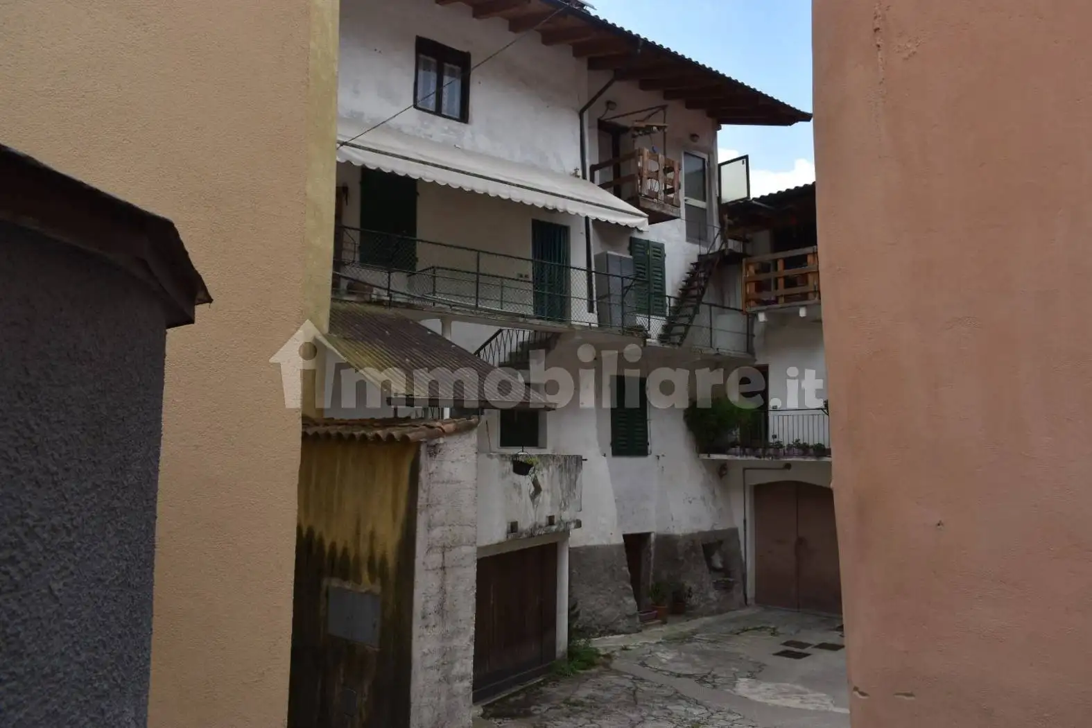 Palazzo - Edificio in vendita a Besenello