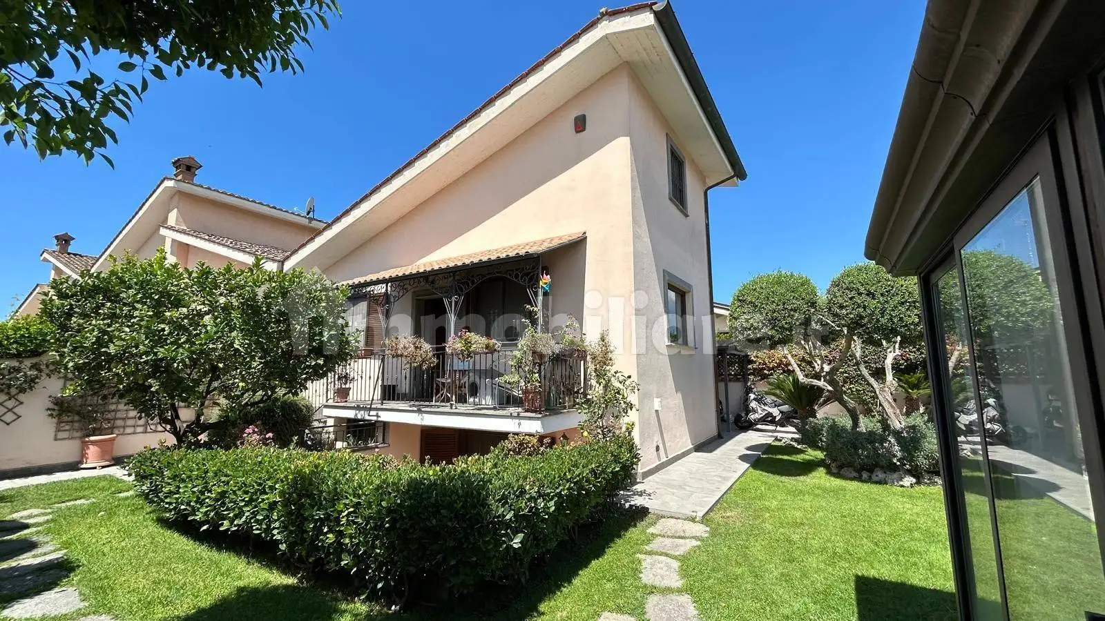 Villa plurifamiliare in vendita a Roma