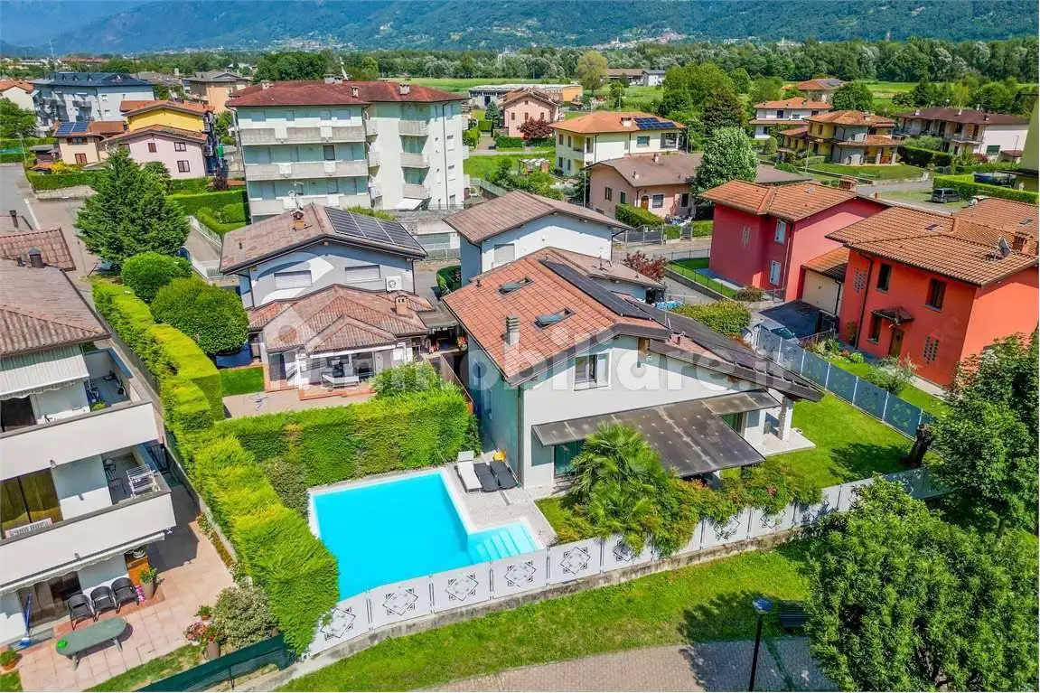Villa in vendita a Rogno