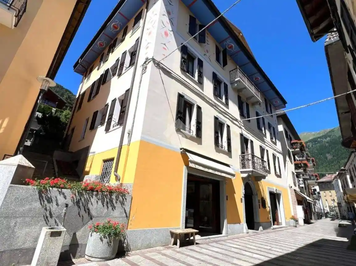 Palazzo - Edificio in vendita a Ponte di Legno