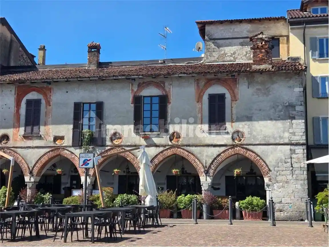 Palazzo - Edificio in vendita a Arona