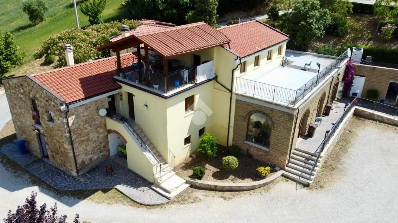 Palazzo - Edificio in vendita a Civitella del Tronto