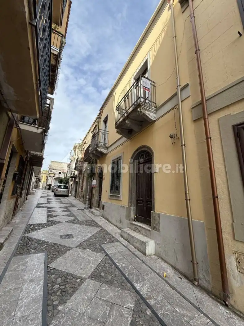 Palazzo - Edificio in vendita a Mazzarrà Sant'Andrea
