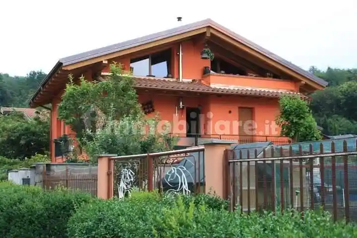 Villa in vendita a Borgosesia