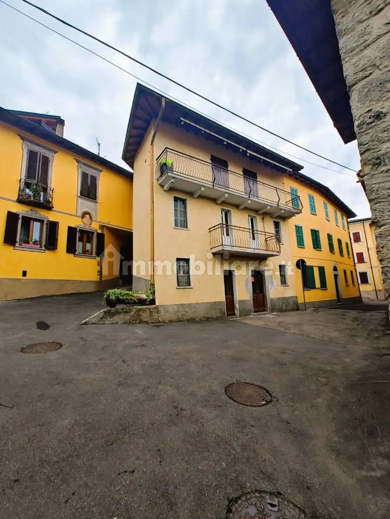 Casa indipendente in vendita a Ponna