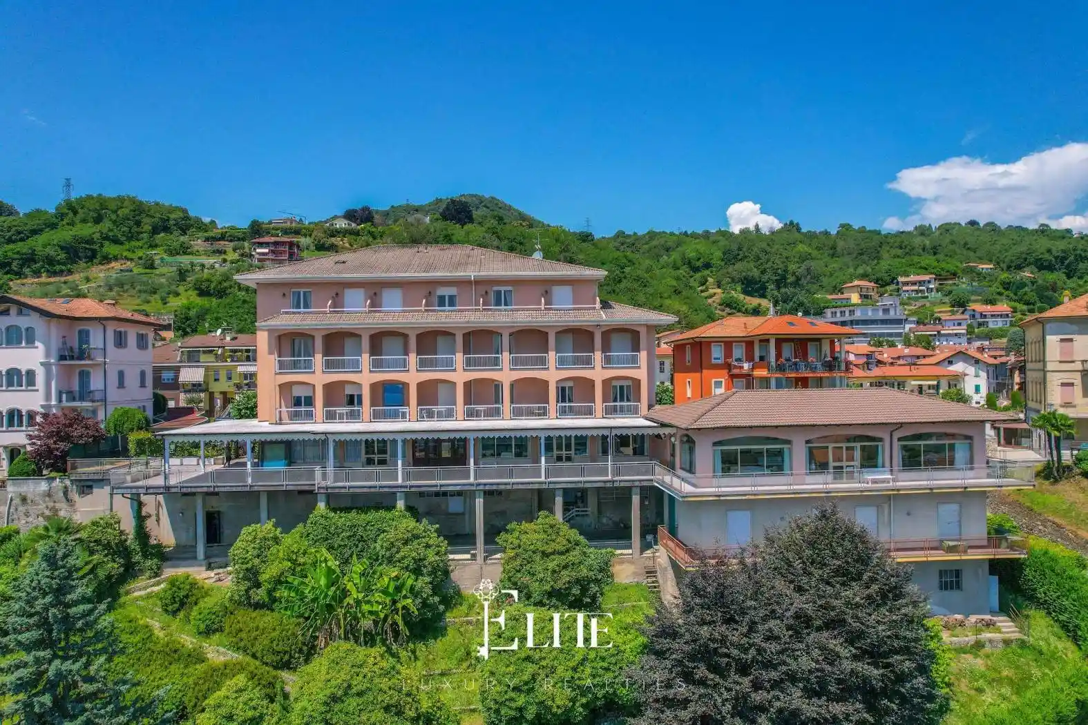 Palazzo - Edificio in vendita a Nebbiuno