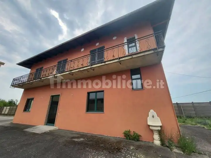 Casa indipendente in vendita a Lenta