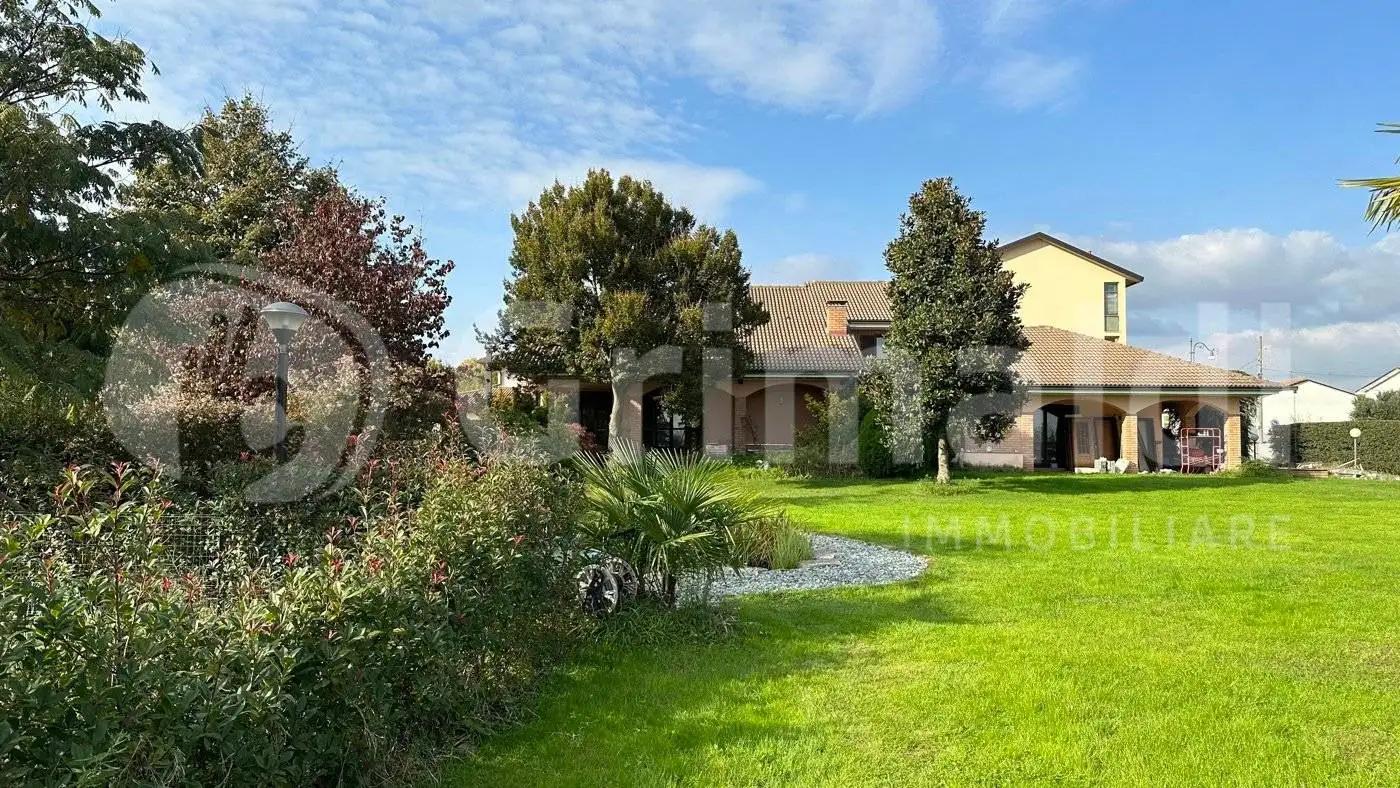 Villa in vendita a Ozzero