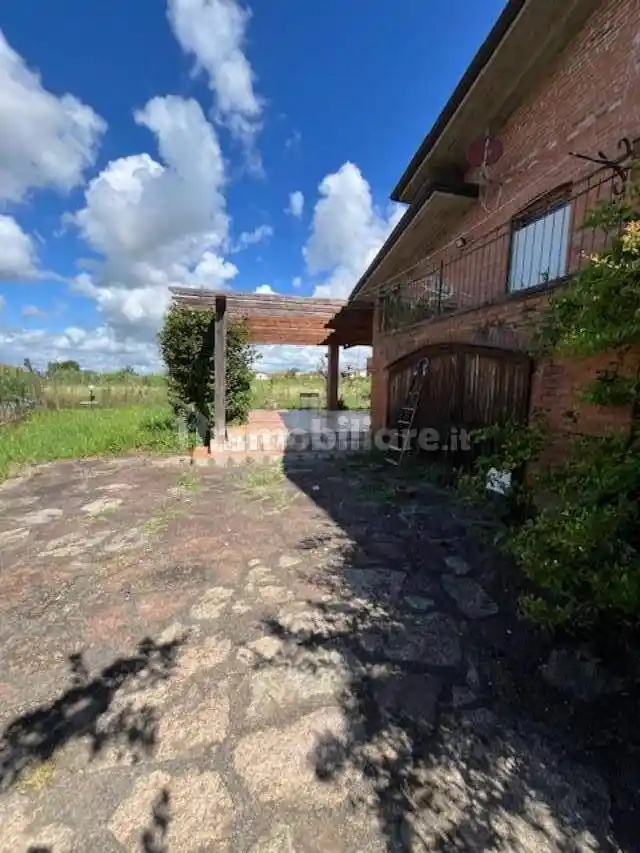 Villa in vendita a Luni