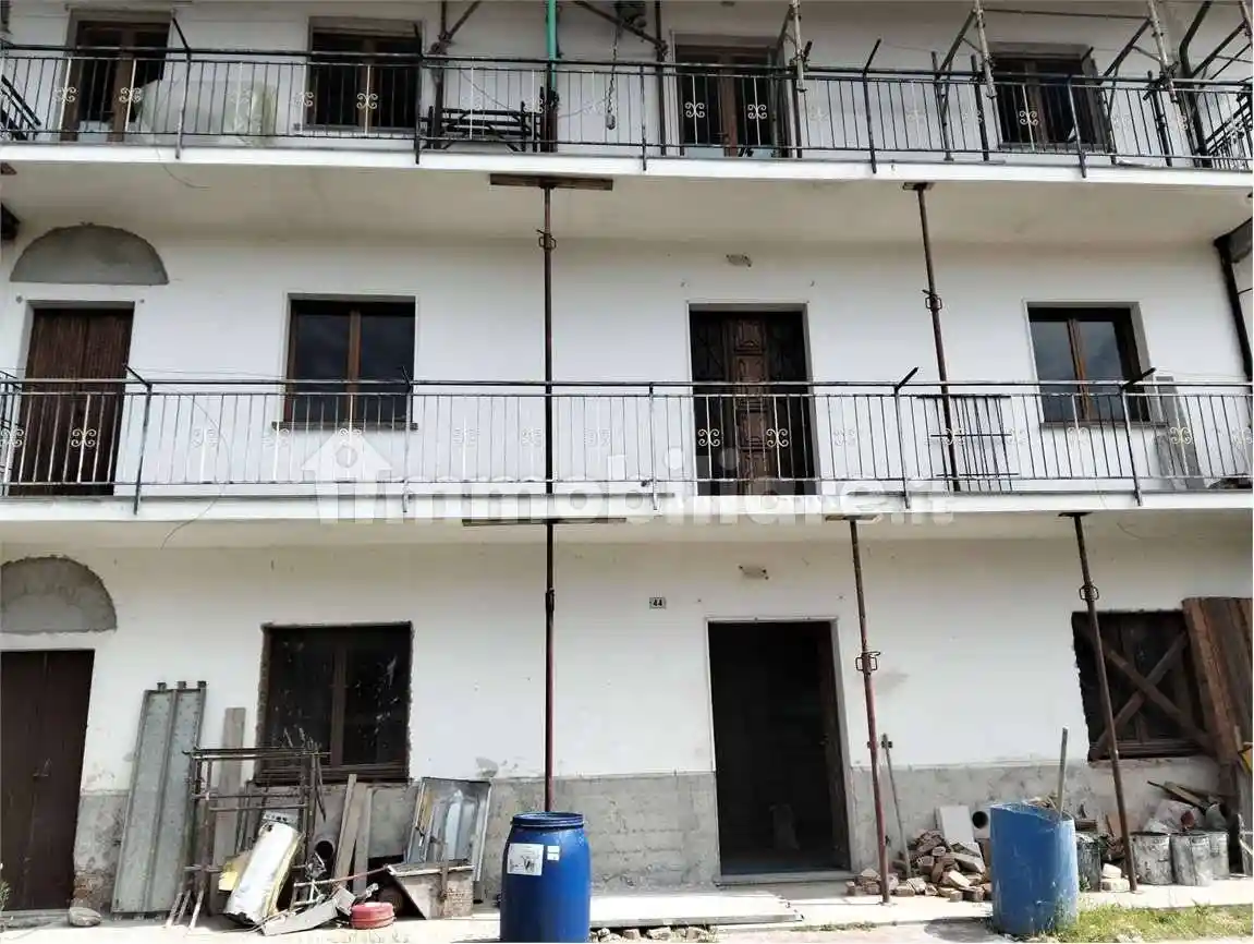 Casa indipendente in vendita a Varallo Pombia