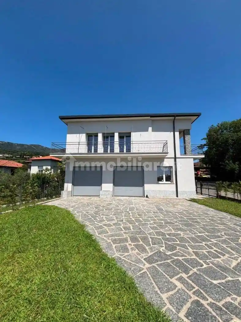 Villa in vendita a Gavirate