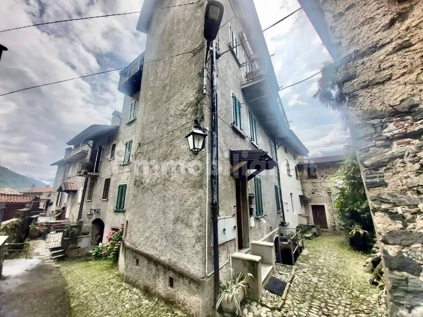 Appartamento in vendita a Dongo