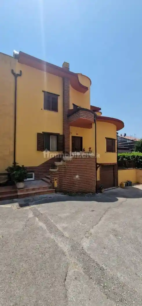 Villa bifamiliare via Augusto Guerriero 19, A. Annarumma, A. Gasperi, F. Tedesco, Avellino - foto 2