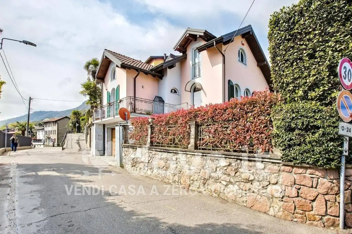 Villa in vendita a Brusimpiano