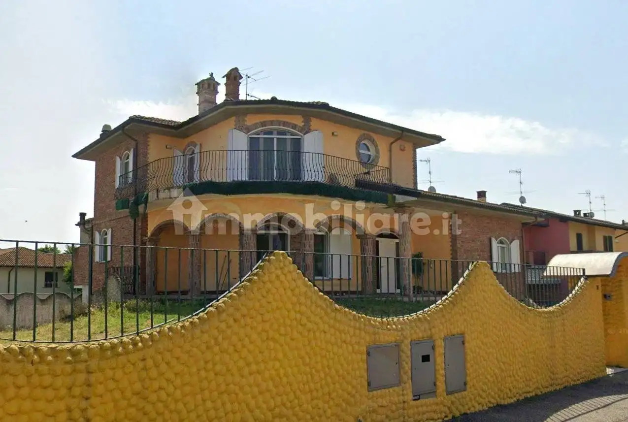 Villa in asta a Sommo