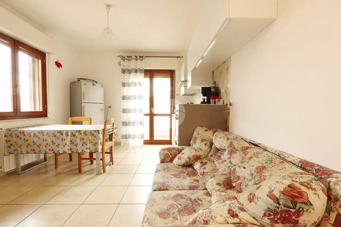 Appartamento in vendita a Cappelle sul Tavo