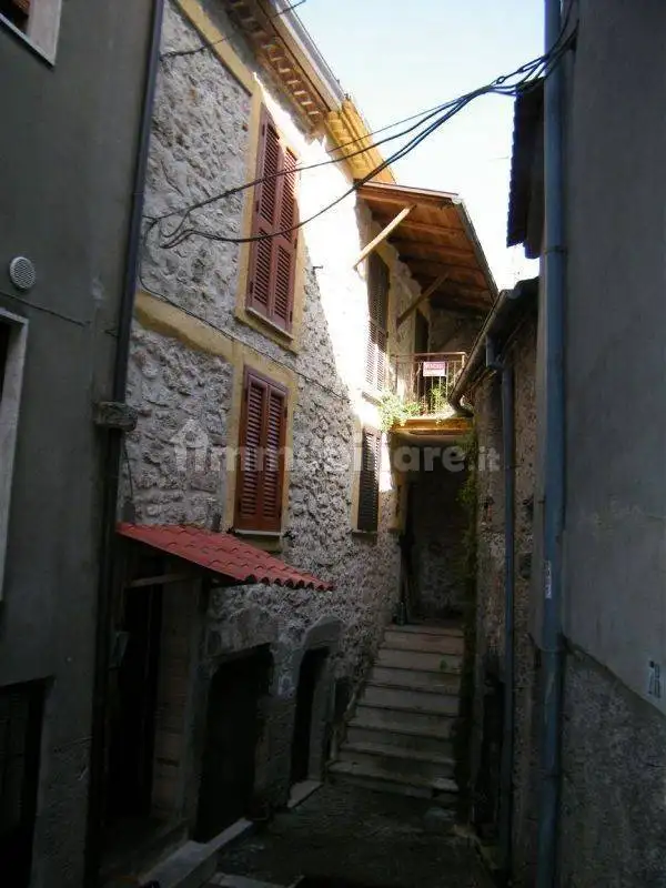Casa indipendente in vendita a Vico nel Lazio