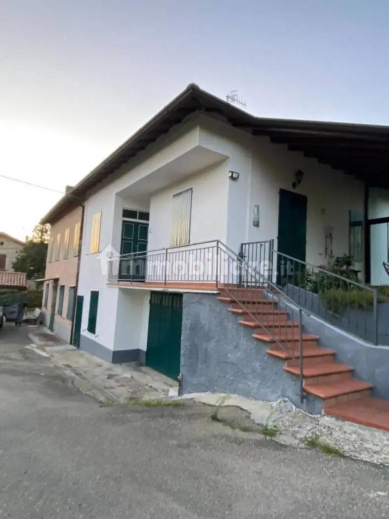 Casa indipendente in vendita a Tizzano Val Parma