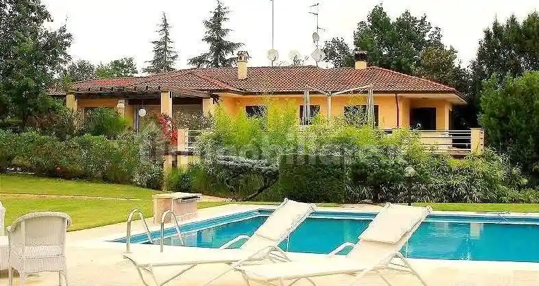 Villa in vendita a Gazzola