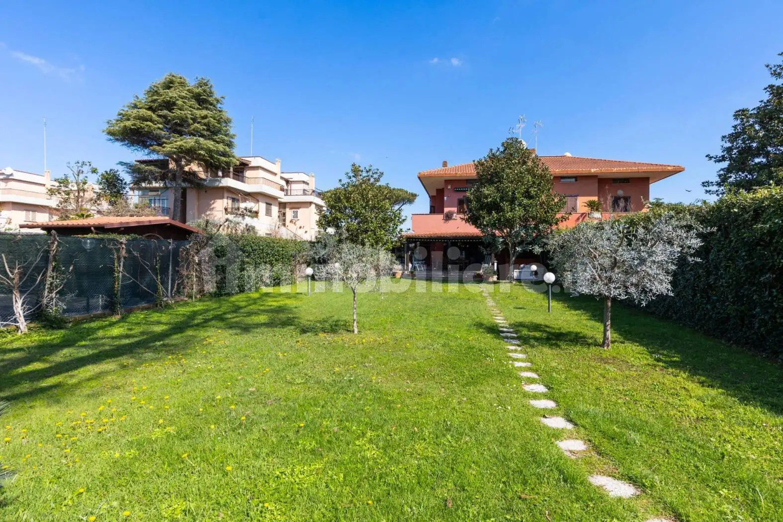 Villa plurifamiliare in vendita a Roma