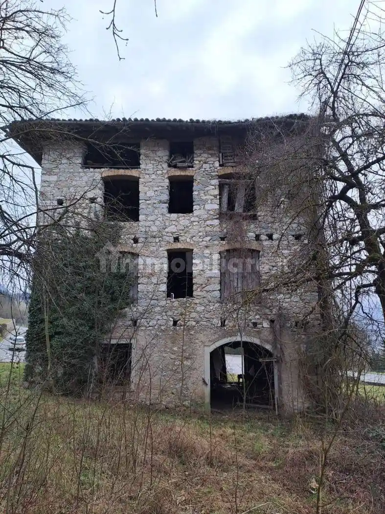 Palazzo - Edificio in vendita a Comano Terme