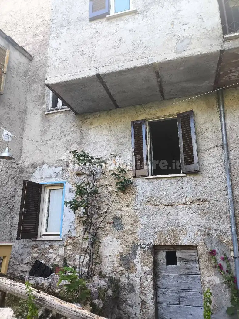 Casa indipendente in vendita a Ortona dei Marsi