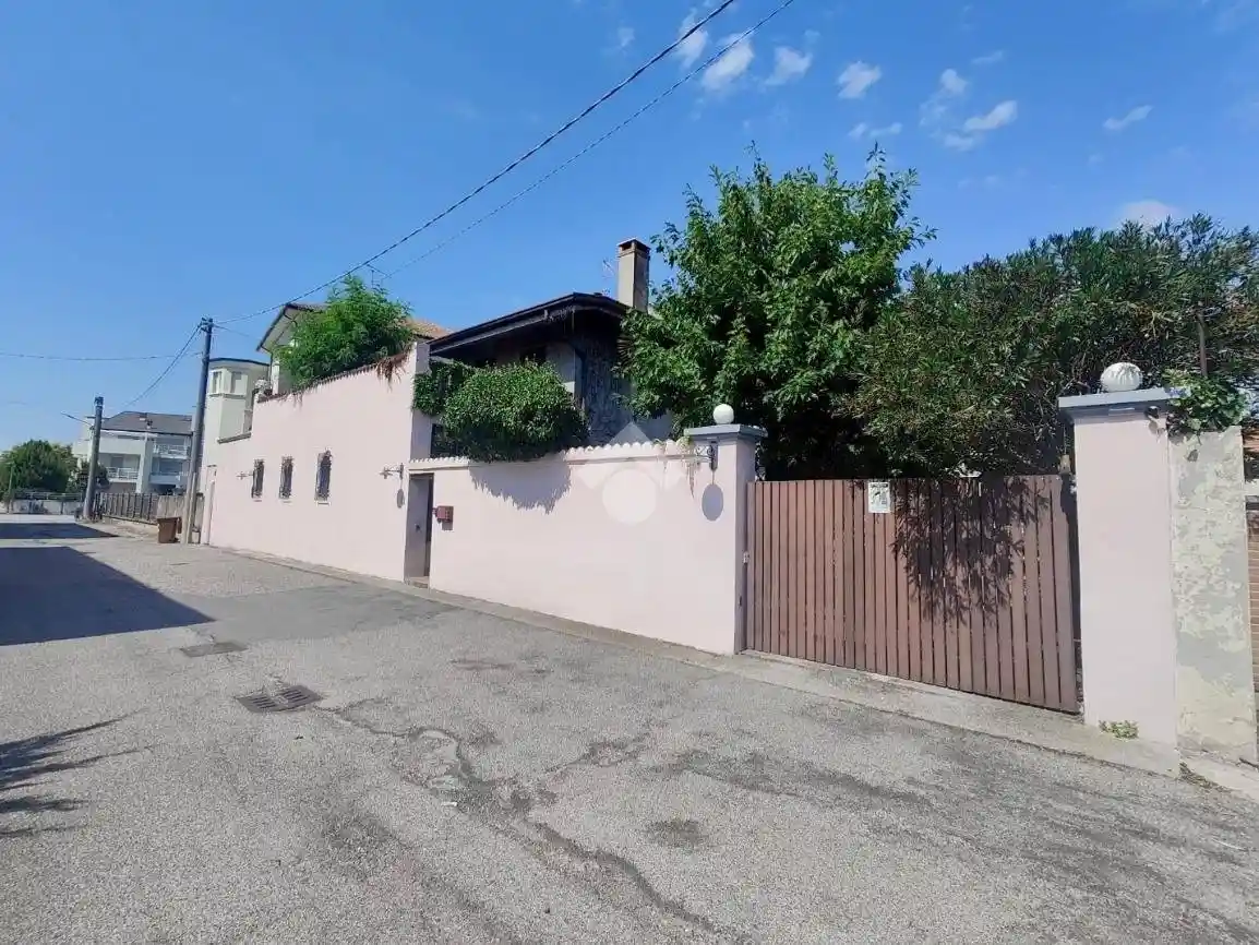 Villa in vendita a Mantova