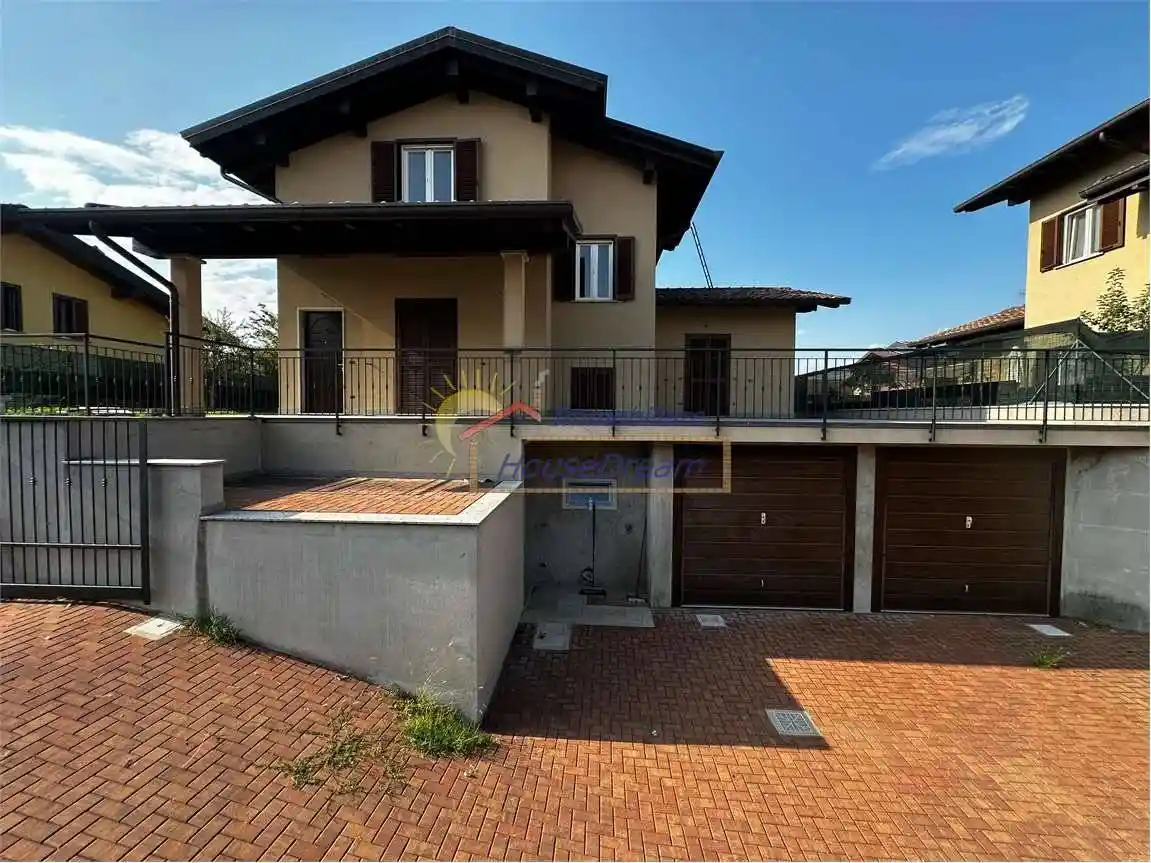 Villa in vendita a Pombia