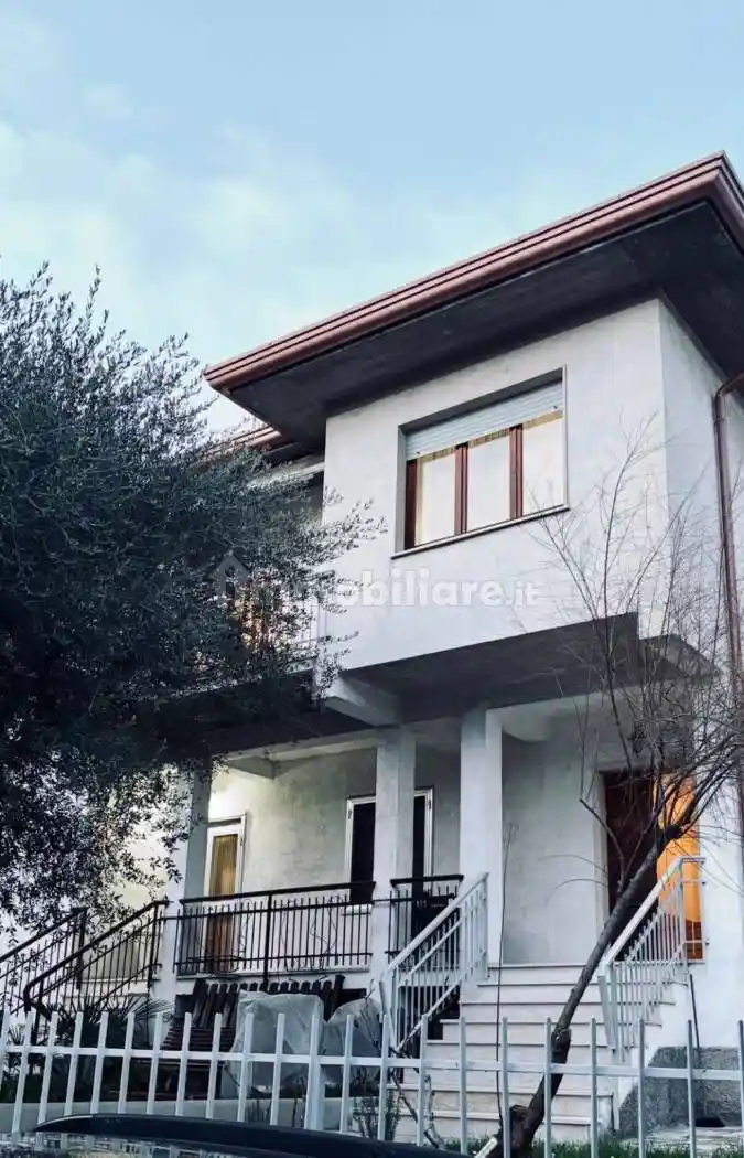 Villa in vendita a Peschiera del Garda