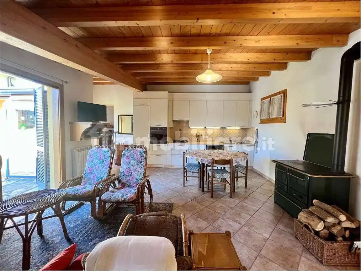 Casa indipendente in vendita a Brebbia