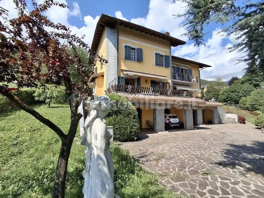 Villa in vendita a Castione della Presolana