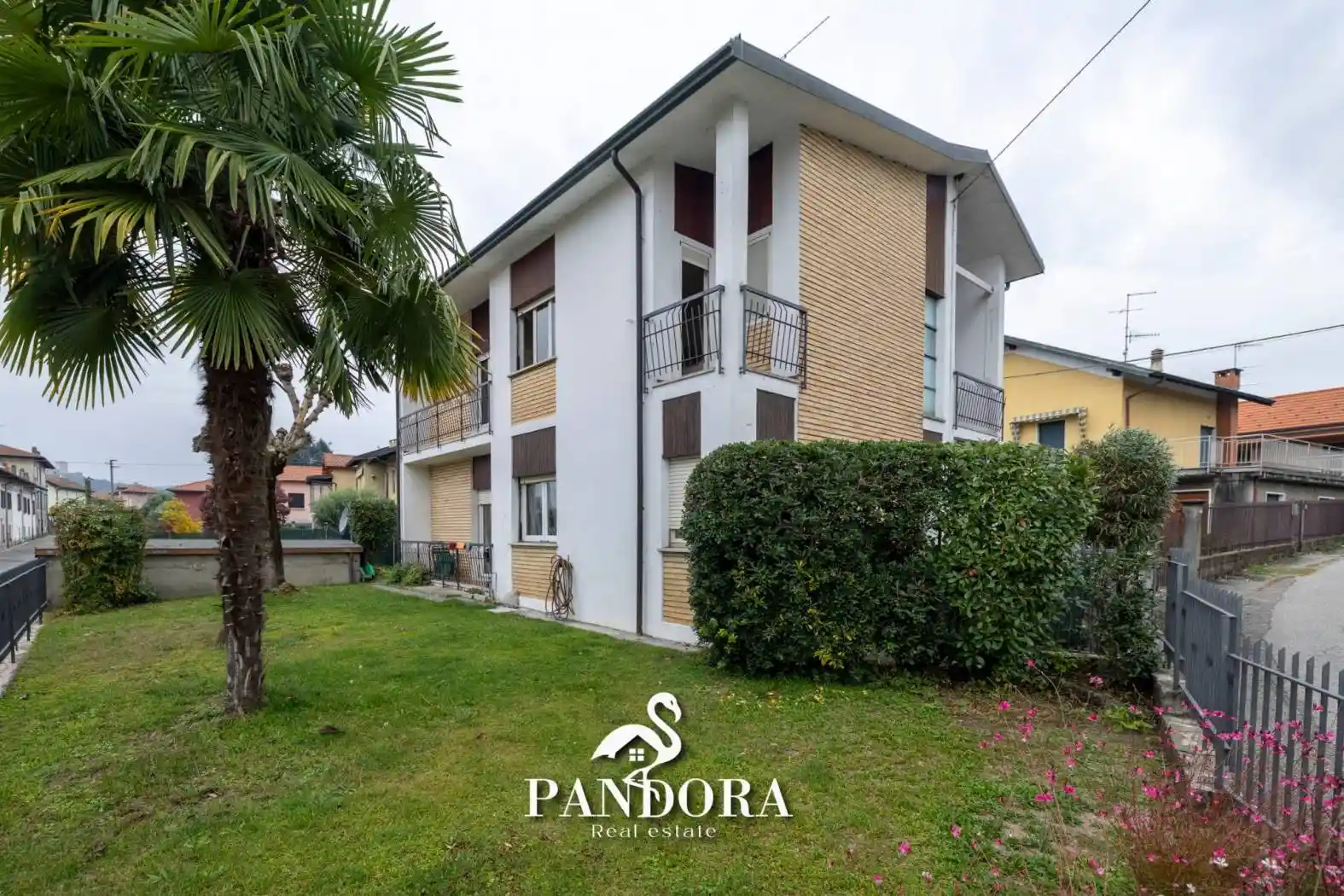 Villa in vendita a Angera