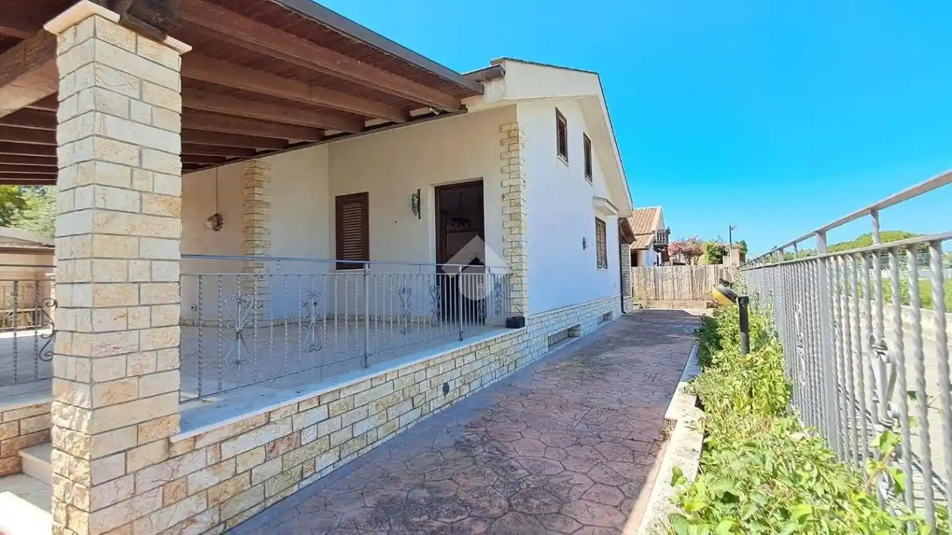 Villa in vendita a Campofelice di Roccella