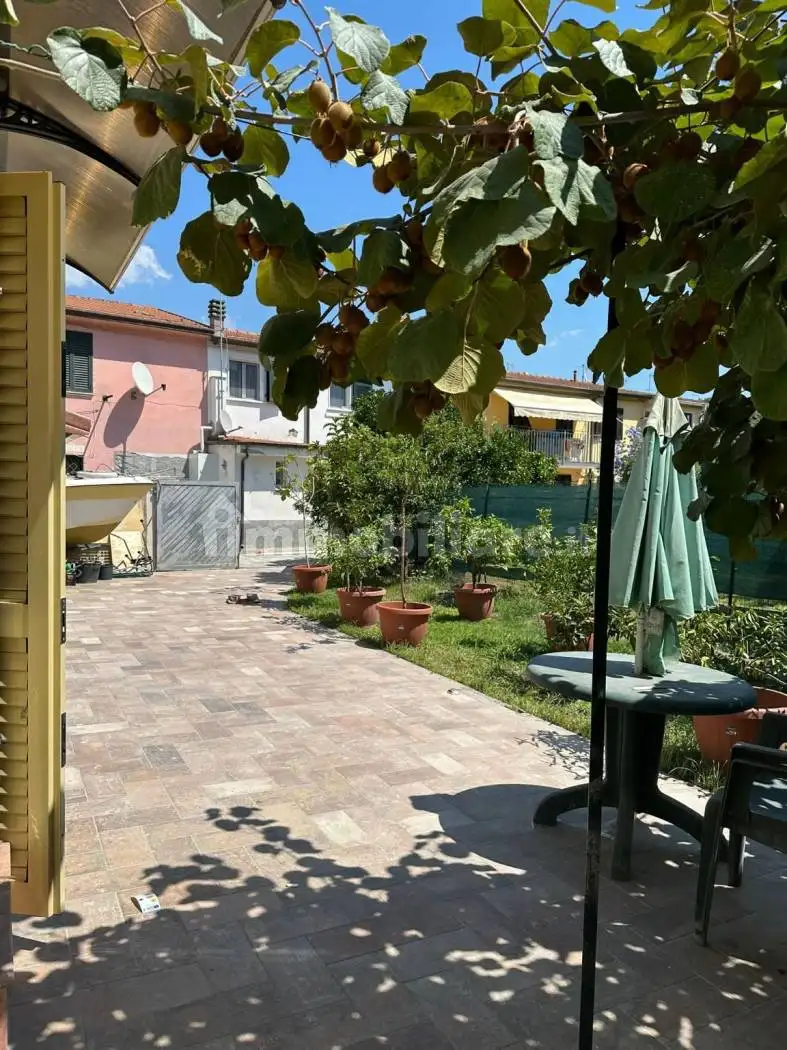 Casa indipendente in affitto a Carrara