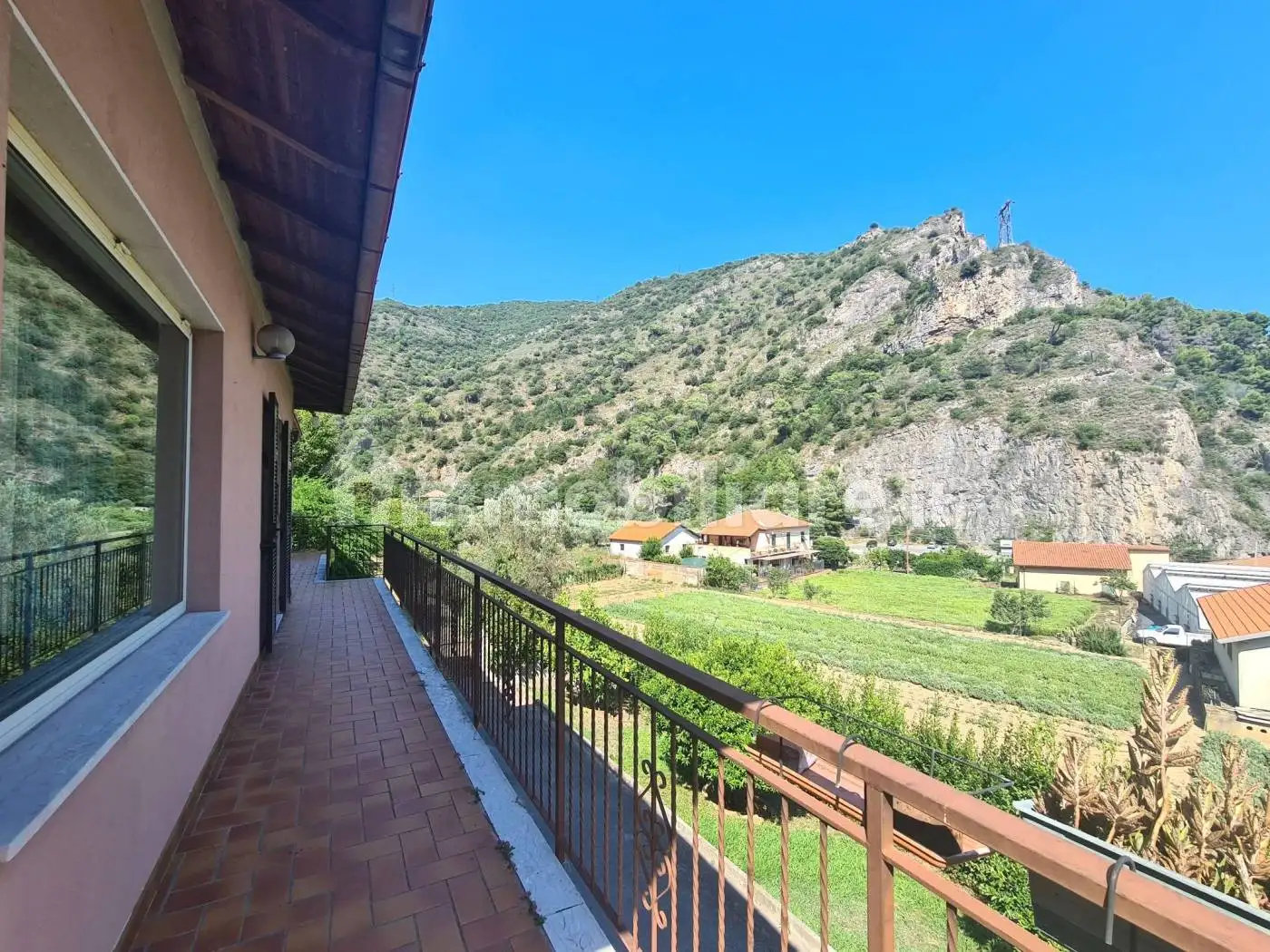 Villa in vendita a Cisano sul Neva