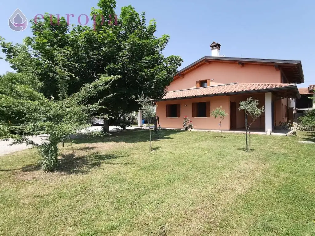 Villa in vendita a Valvasone Arzene