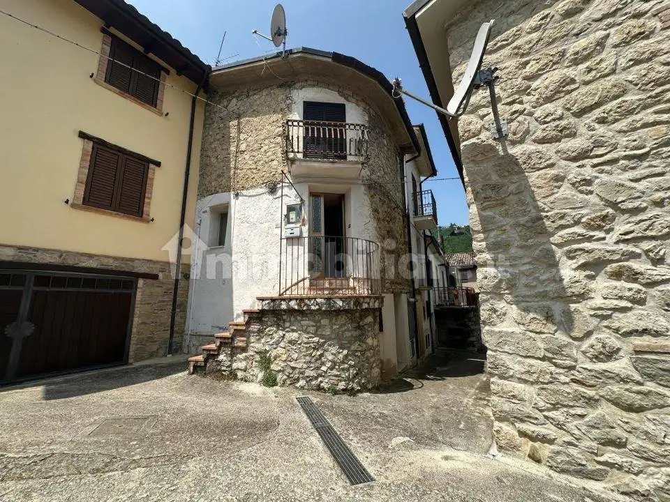 Casa indipendente in vendita a Isola del Gran Sasso d'Italia